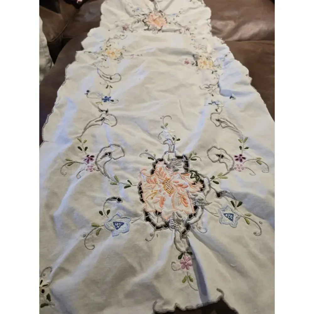 Vtg Scalloped Embroidered Table Set Runner Placemats Napkins